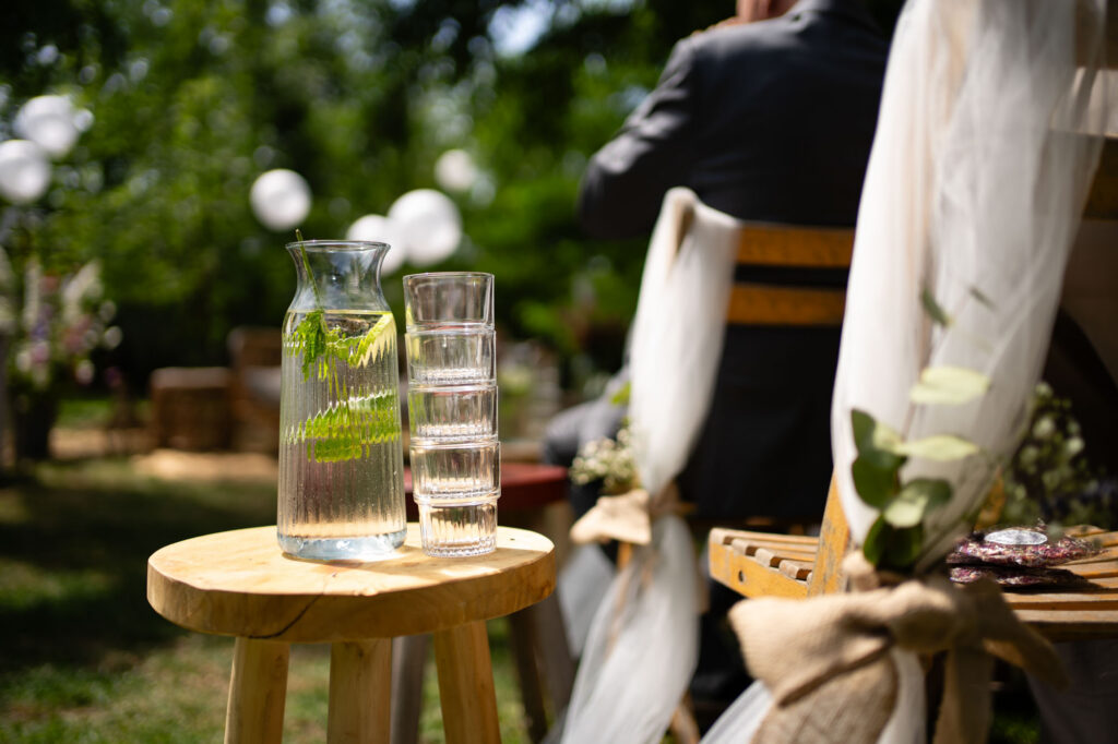 Glazen water bij ceremonie met hittegolf